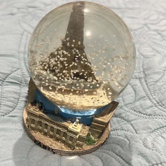 Paris Snow Globe - Picture 2 of 4